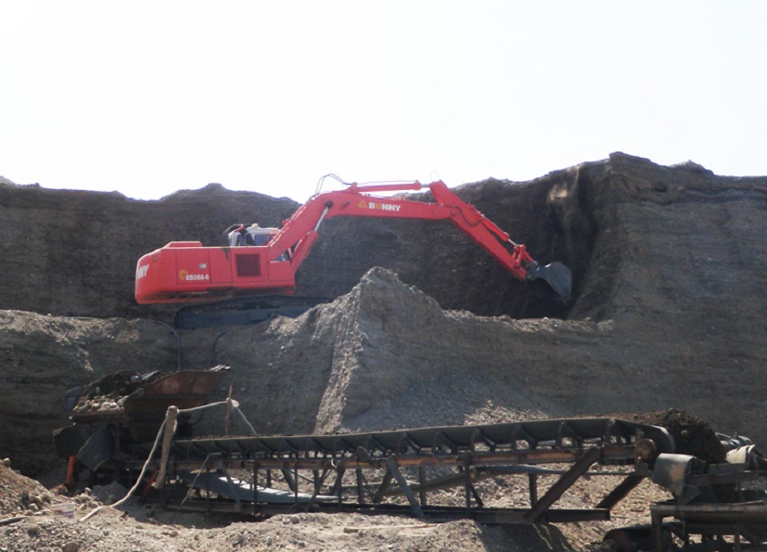 小型電動挖掘機(jī).jpg